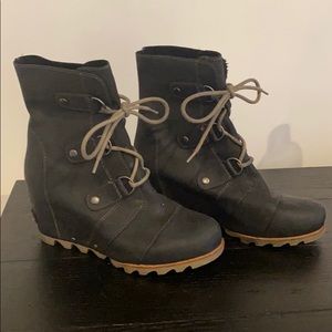 Sorel gently used 8.5 Joan of arc boots